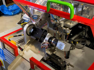 automat montażu elementów zagłówka samochodowego