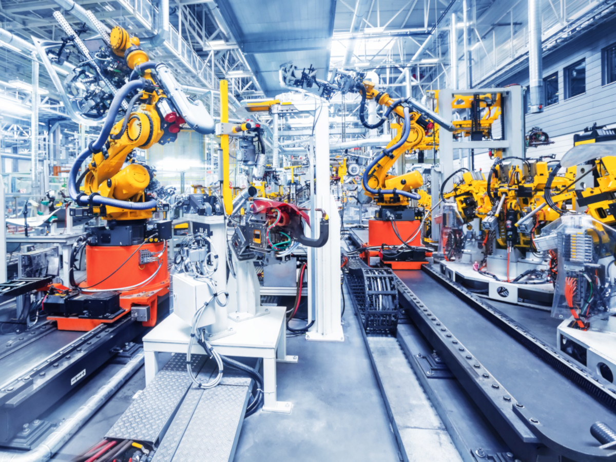 Zmodernizowana linia produkcyjna w branży automotive - pracę ludzi wykonują ramiona robotyczne